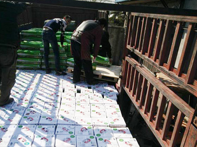 万能胶厂装车发货图片